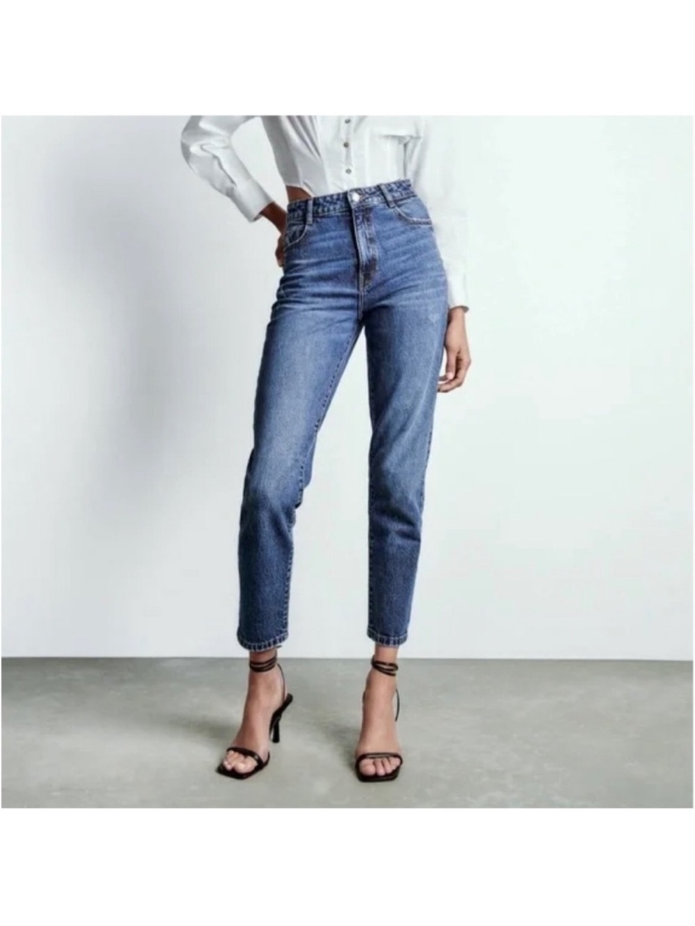 Zara High-Rise Straight Blue Ridged Jeans. Size 6.